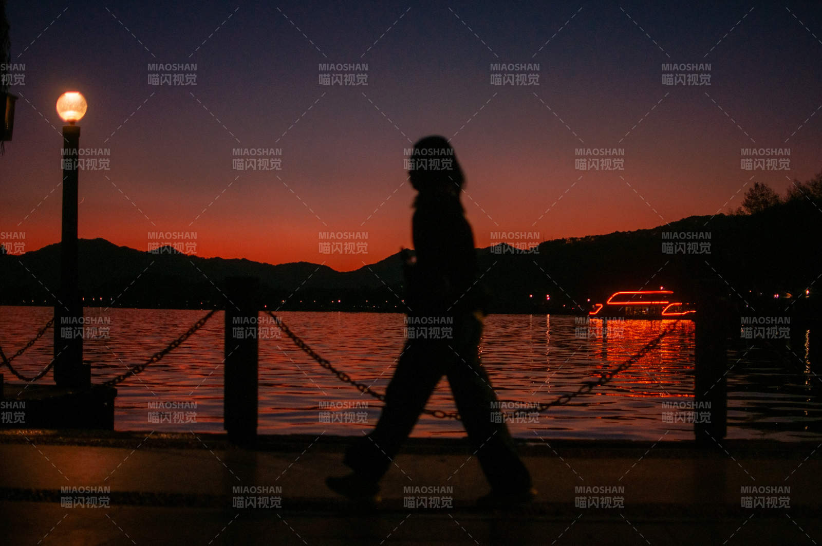湖畔黄昏 行人剪影图片