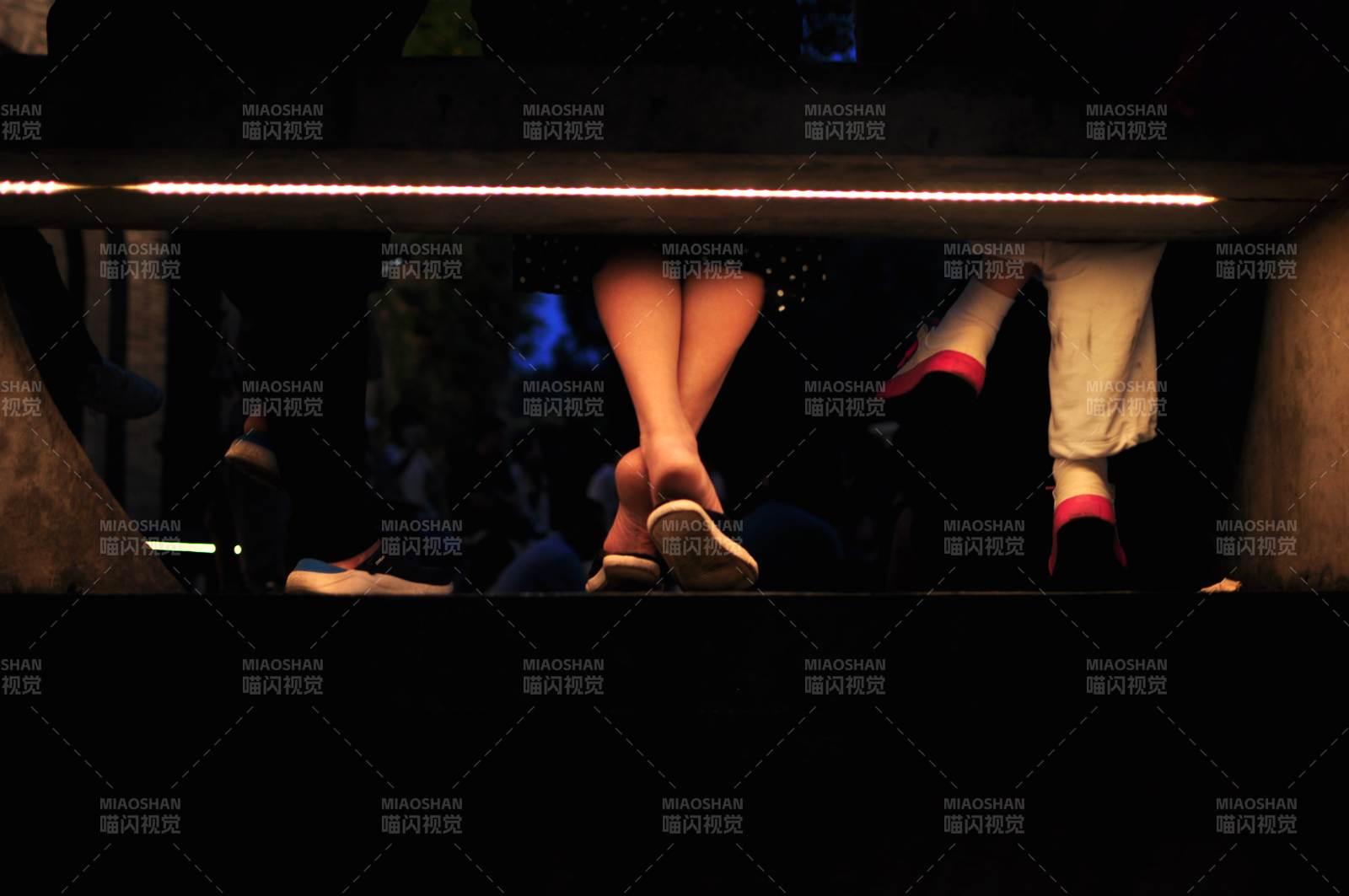 舞台下的脚步声图片