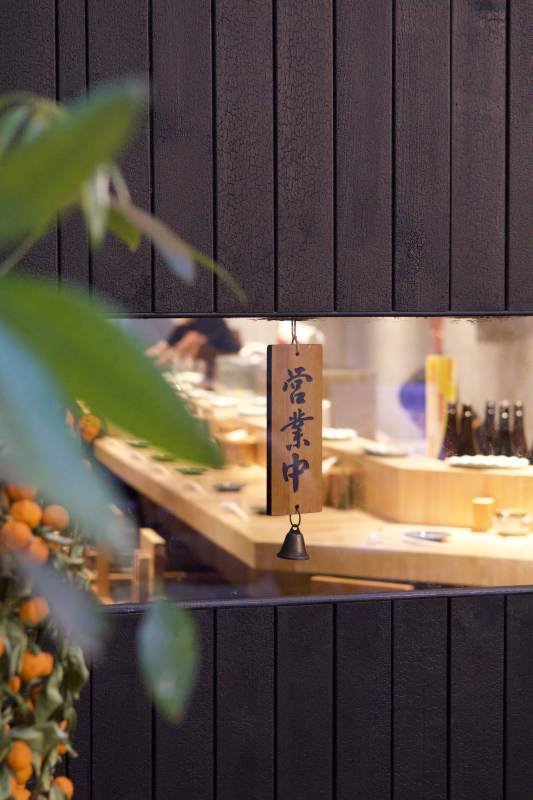 日式餐厅营业中招牌特写图片