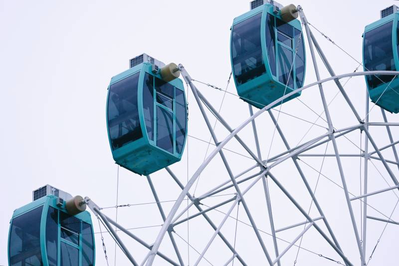 摩天轮上的蓝色车厢图片