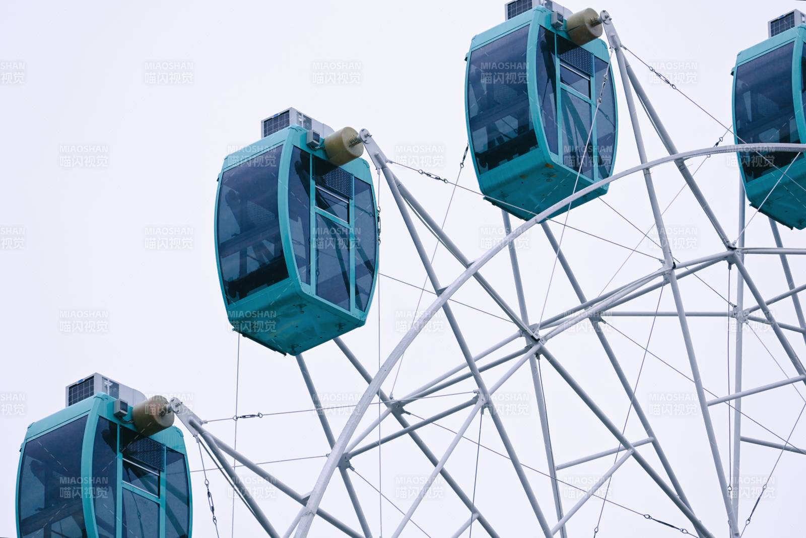 摩天轮上的蓝色车厢图片