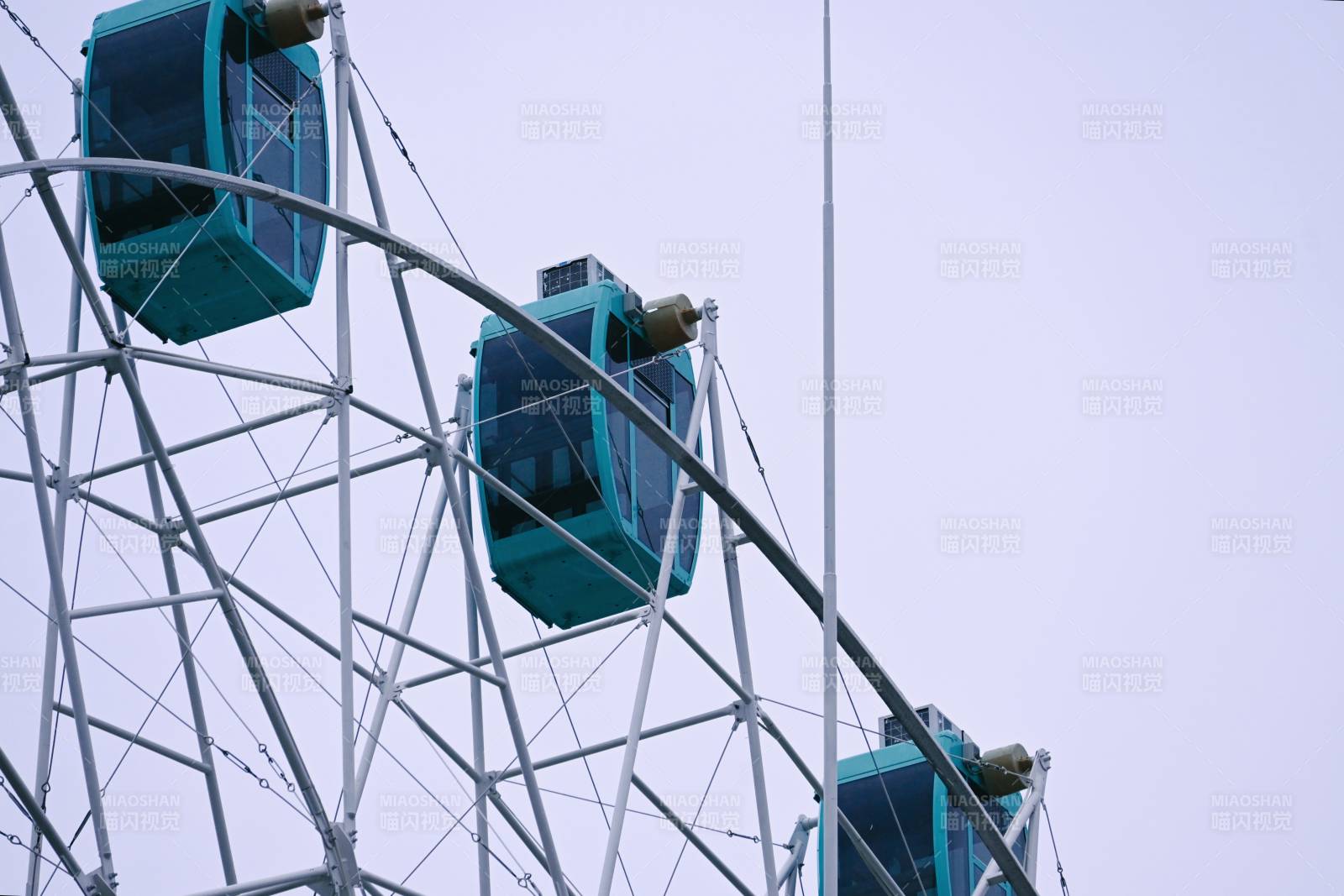 摩天轮上的蓝色车厢图片