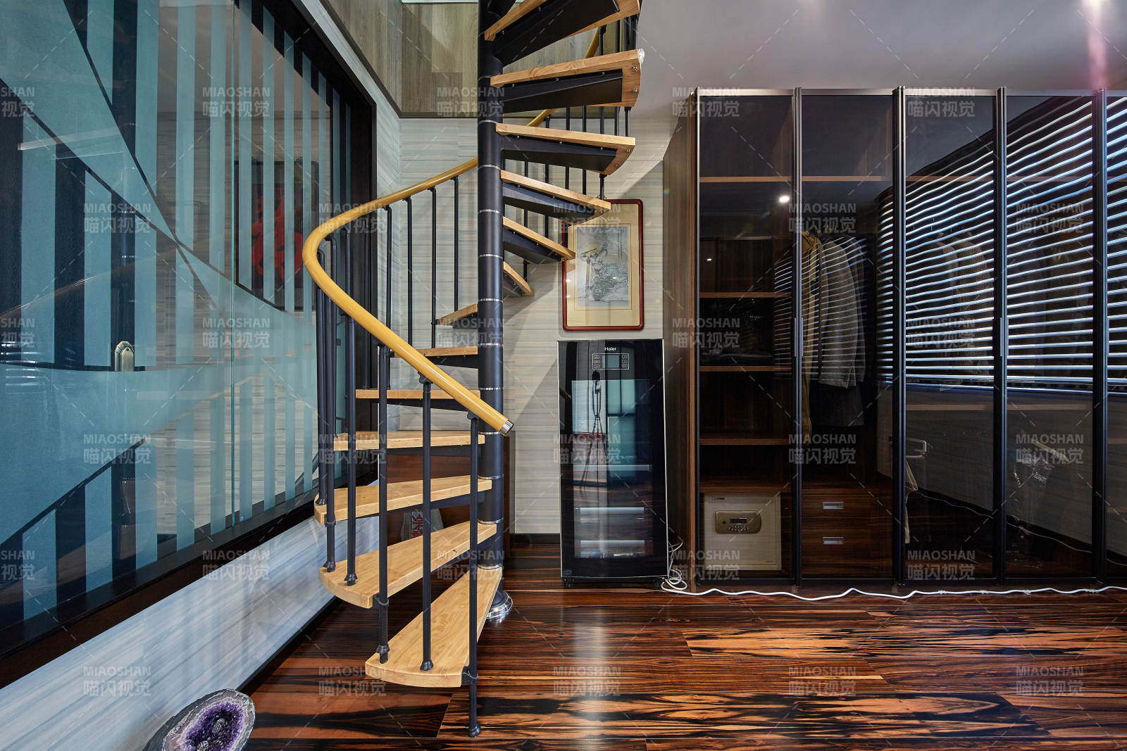 现代简约楼梯与衣帽间设计图片