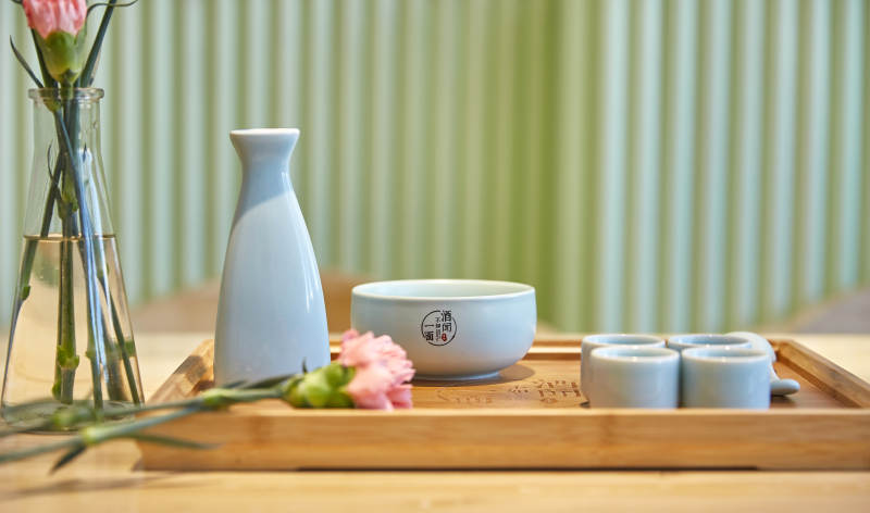 日式茶具与花艺静谧布置图片