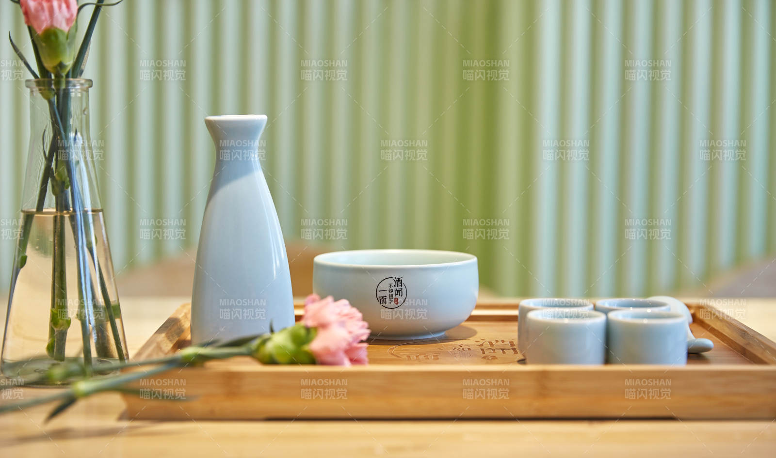 日式茶具与花艺静谧布置图片