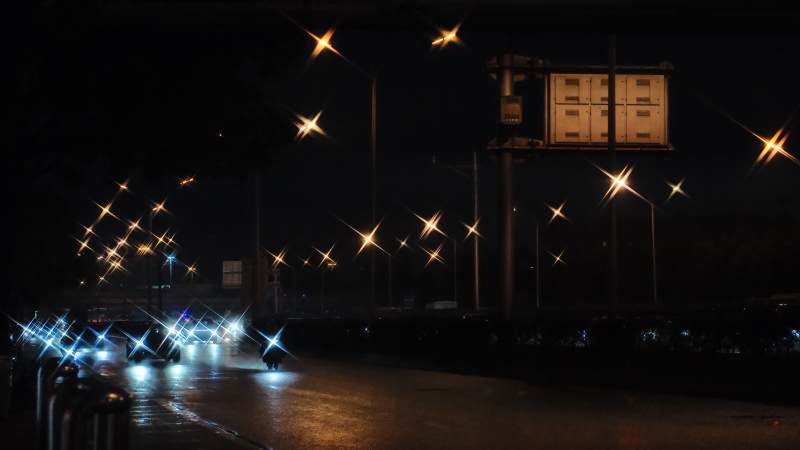 夜景街道灯光闪烁图片