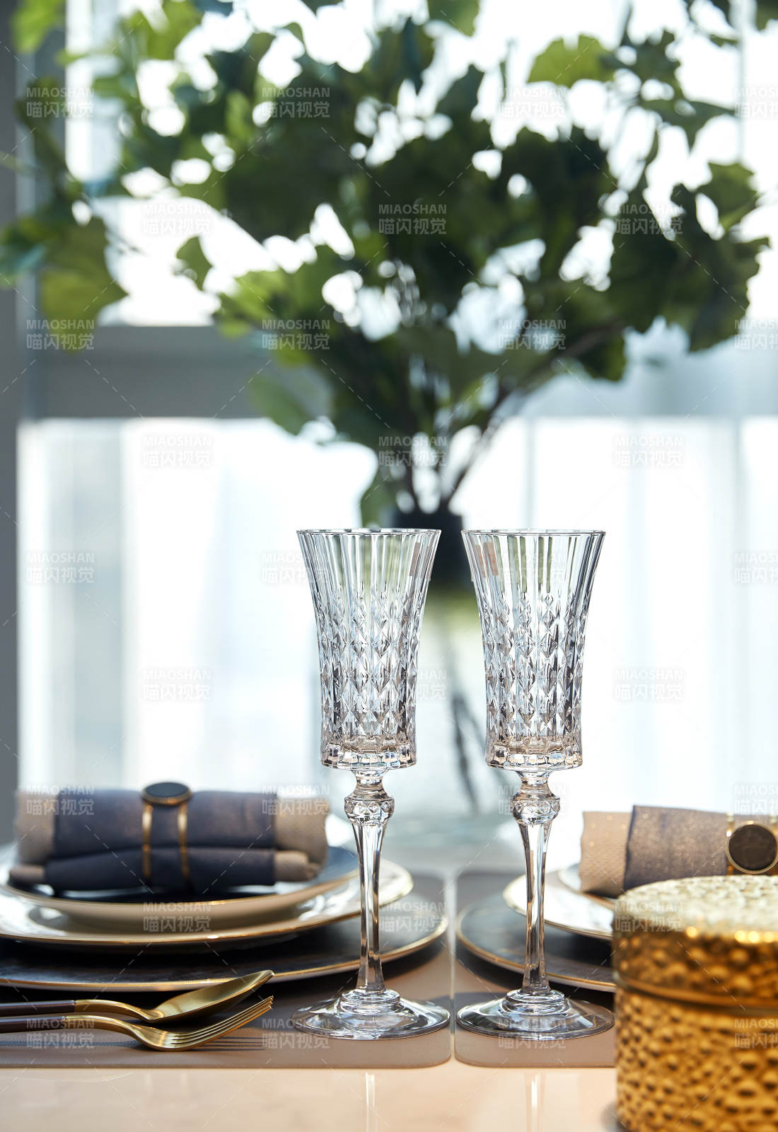 精致餐桌布置与水晶杯图片