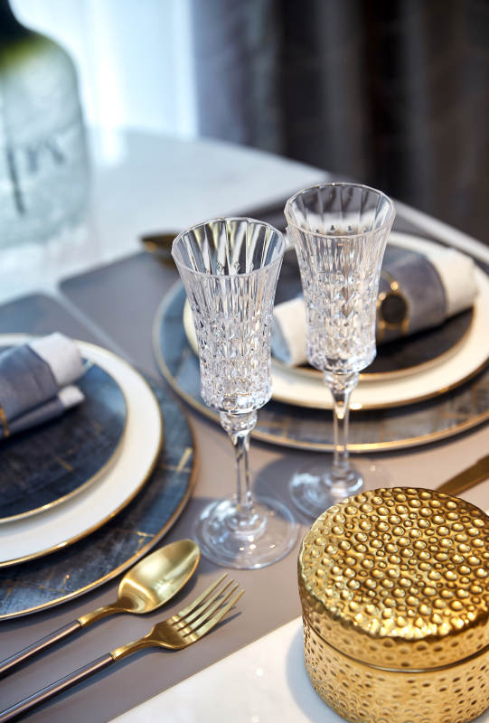 奢华餐桌布置细节特写图片