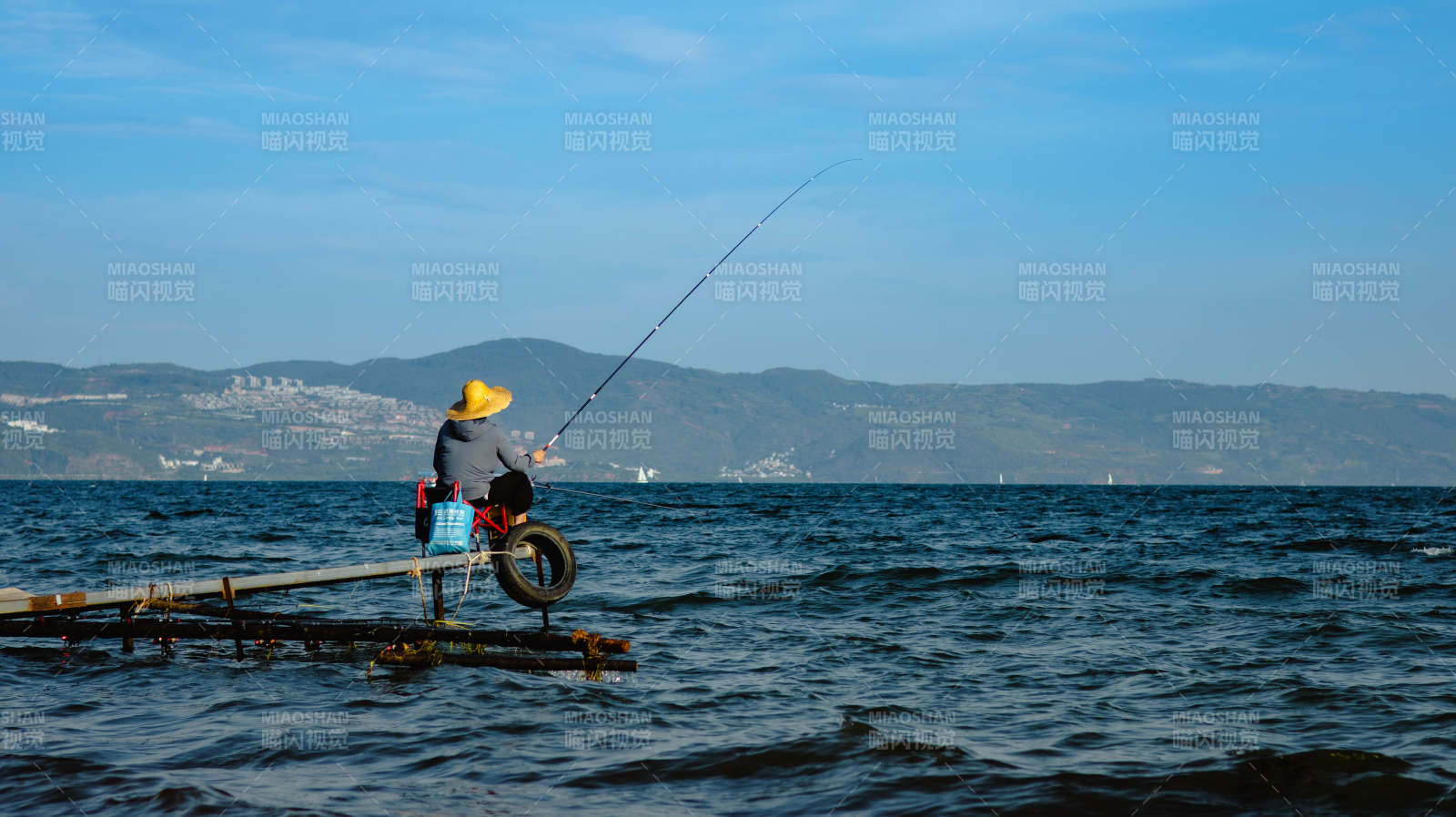 湖畔垂钓 宁静时光图片