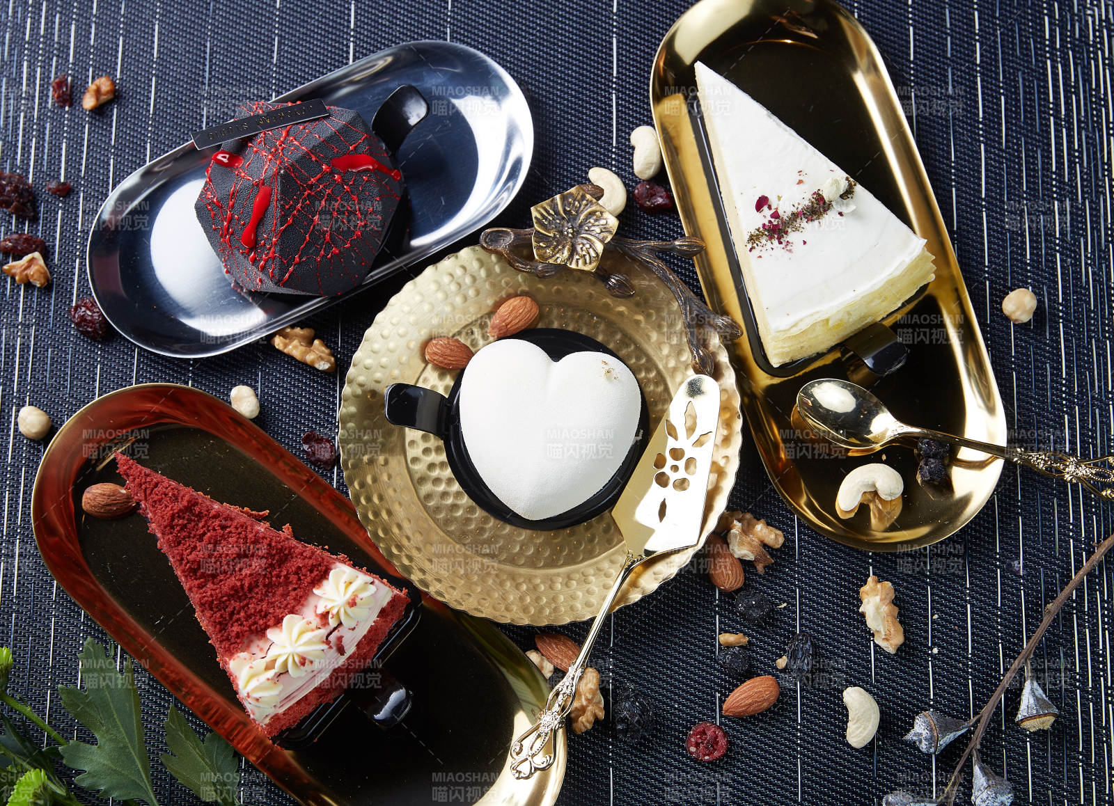 精致甜品 心形咖啡与蛋糕图片