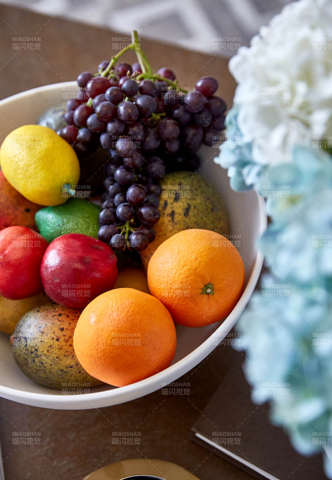 水果拼盘与鲜花相伴图片