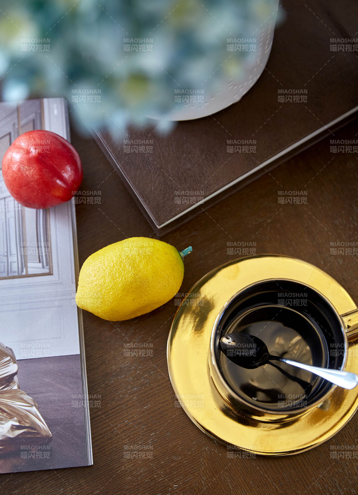 金色咖啡杯与柠檬静物图片