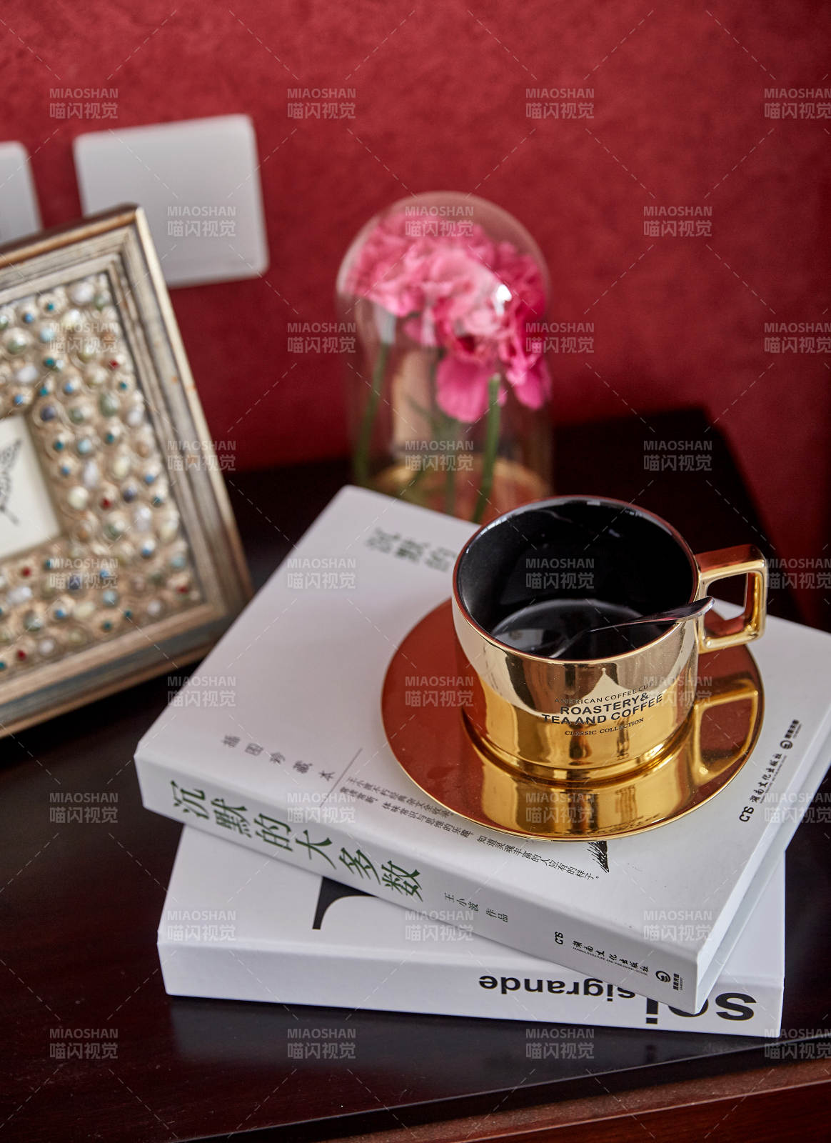 金色咖啡杯与书的静谧时光图片