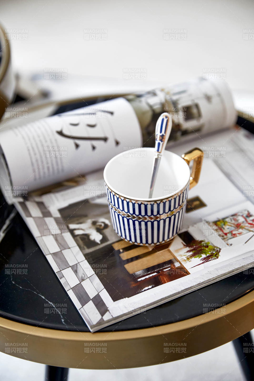 咖啡杯与杂志的静谧时光图片