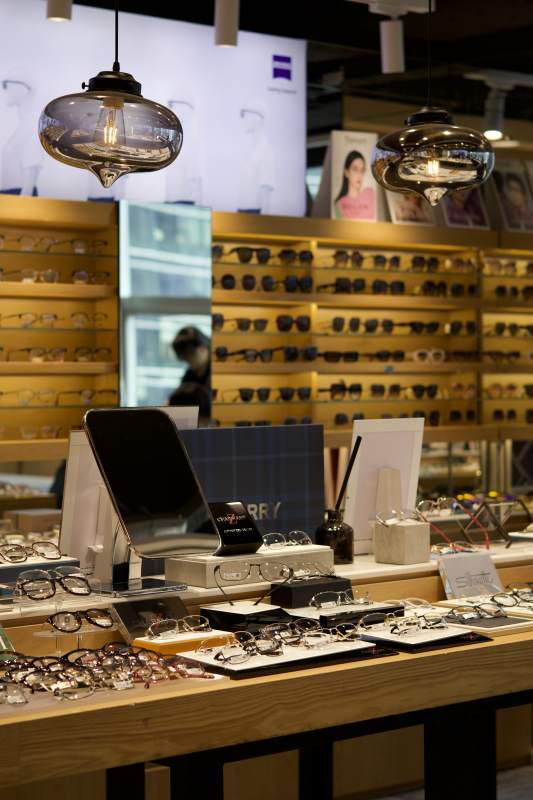 眼镜店展示区灯光布置图片