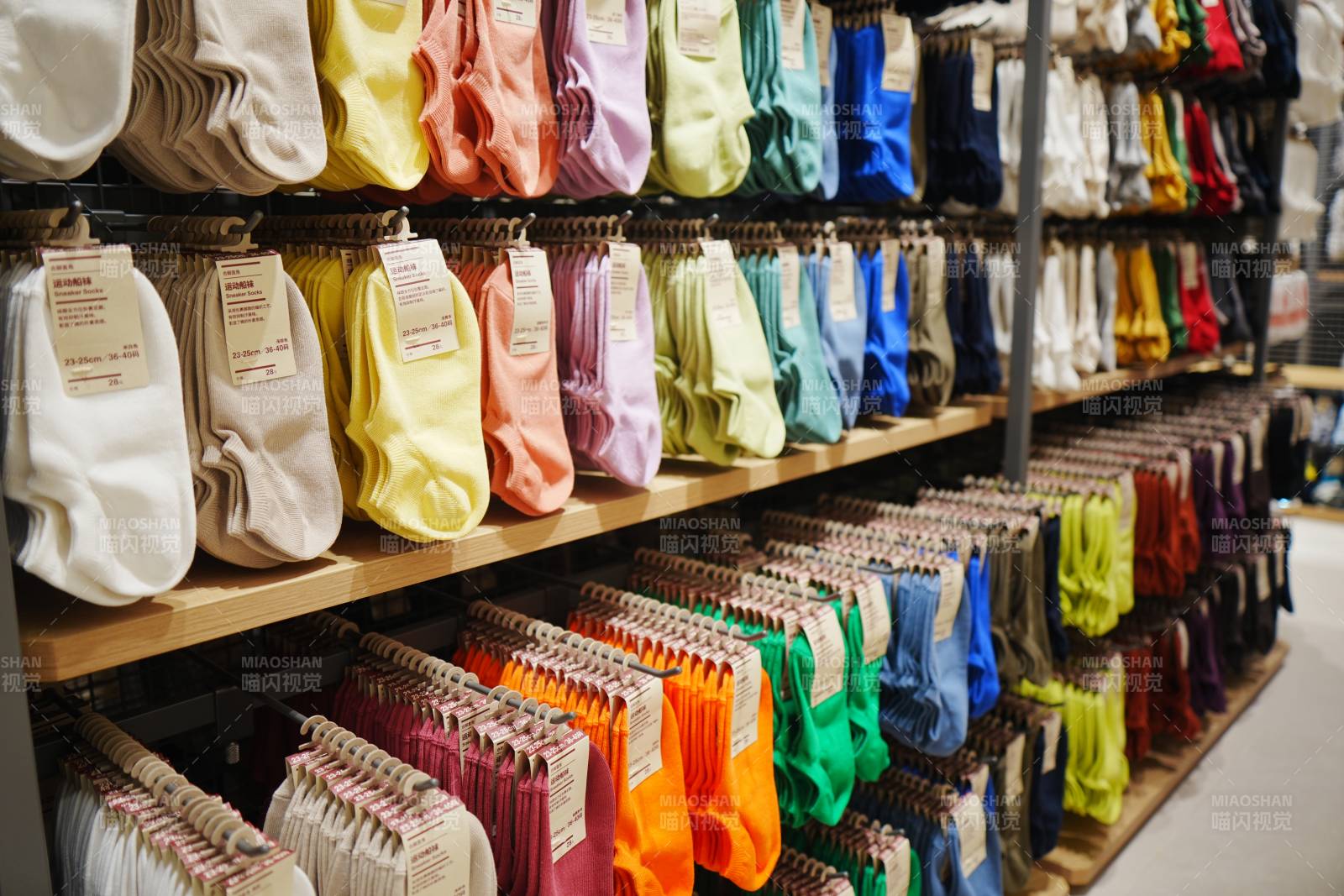 色彩斑斓的衣物展示架图片