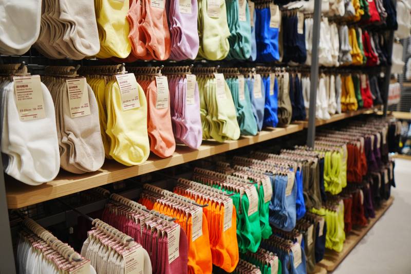 色彩斑斓的衣物展示架图片