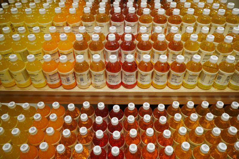 瓶装饮料整齐排列展示图片