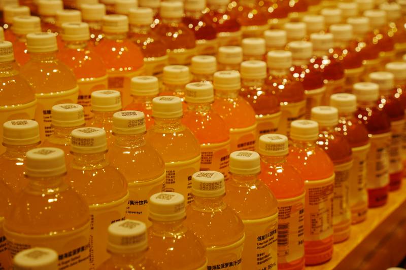 瓶装饮料整齐排列展示图片
