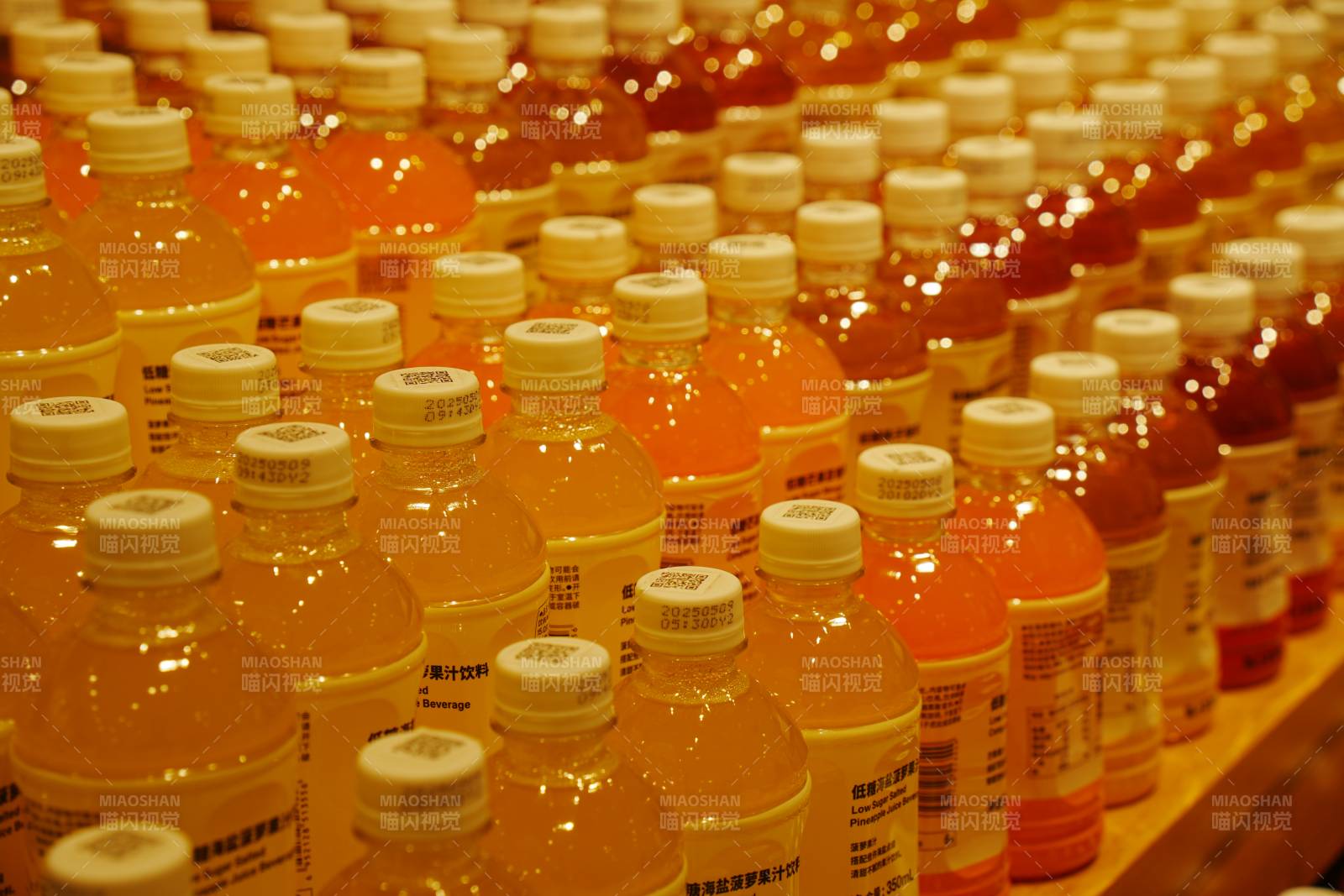 瓶装饮料整齐排列展示图片