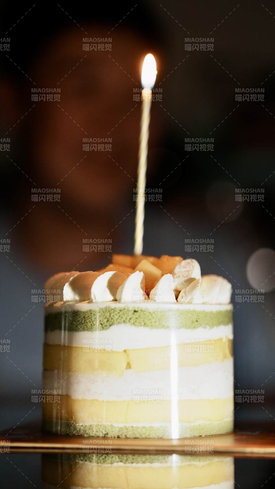 生日蛋糕上的蜡烛光芒图片