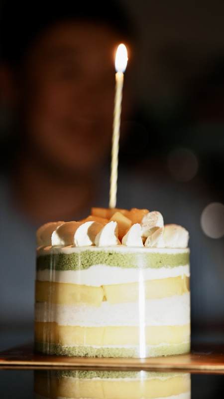 生日蛋糕上的蜡烛光芒图片