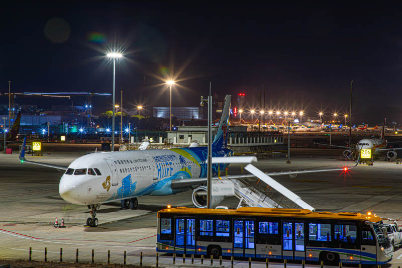 夜航机场 飞机静候启程图片