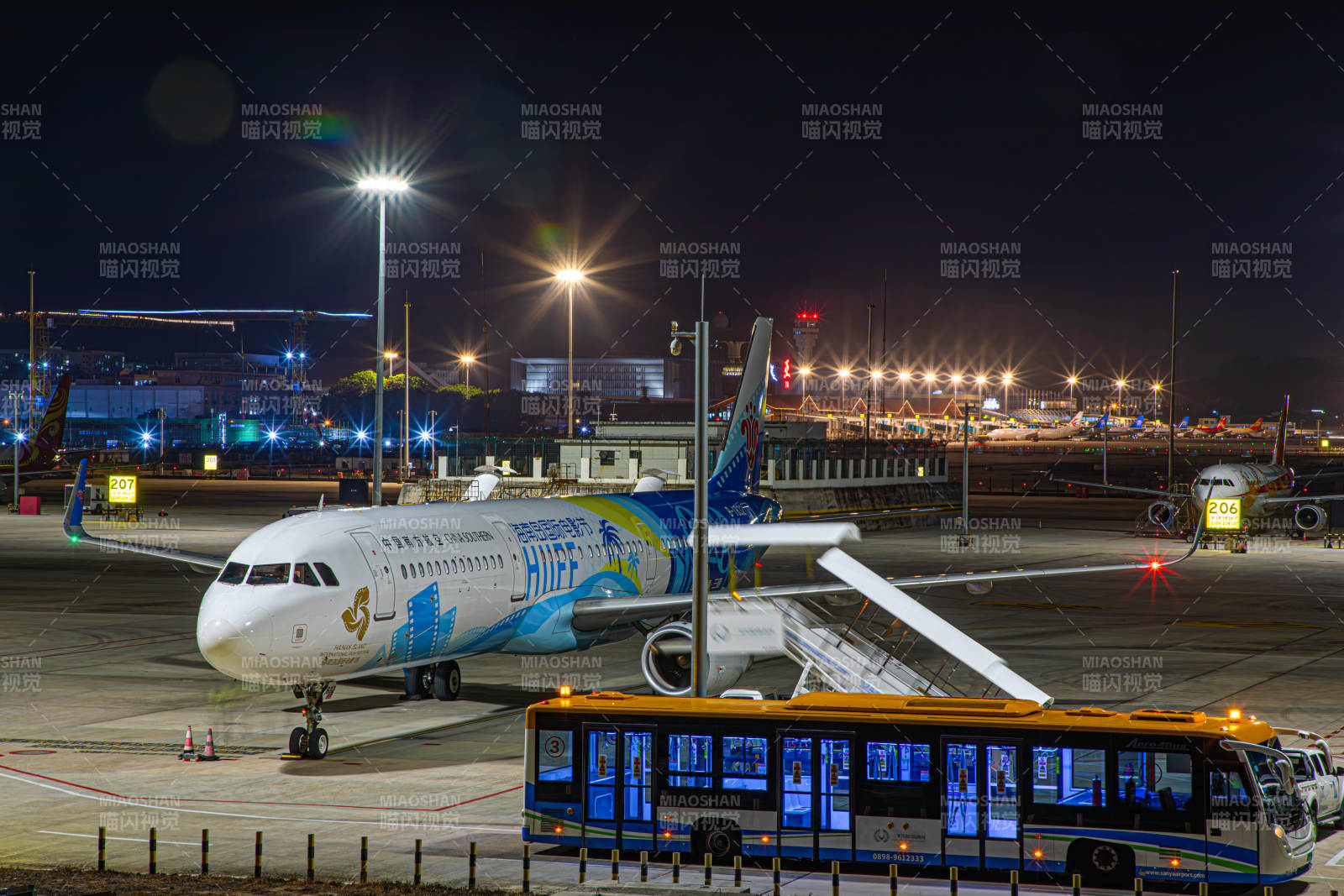 夜航机场 飞机静候启程图片