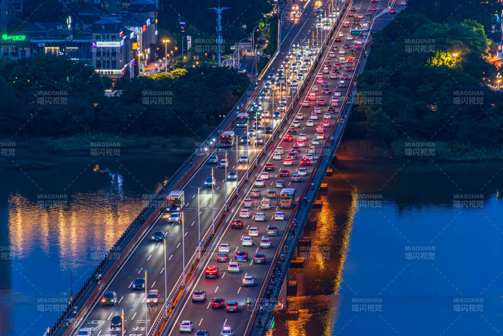 福州夜幕下繁忙的尤溪洲大桥图片