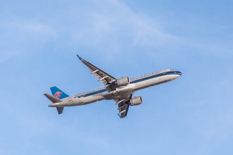 飞机在蓝天中飞行图片