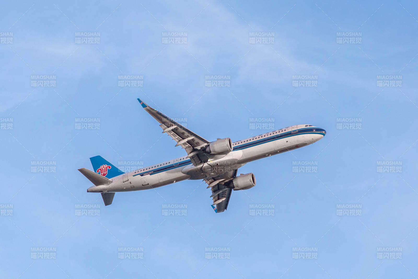 飞机在蓝天中飞行图片