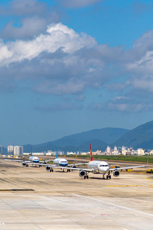 机场跑道上的飞机队列图片