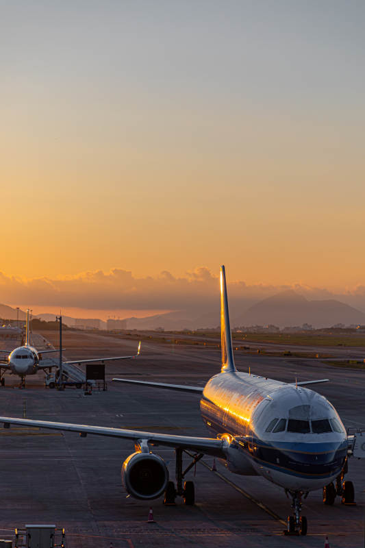 夕阳下的机场停机坪图片