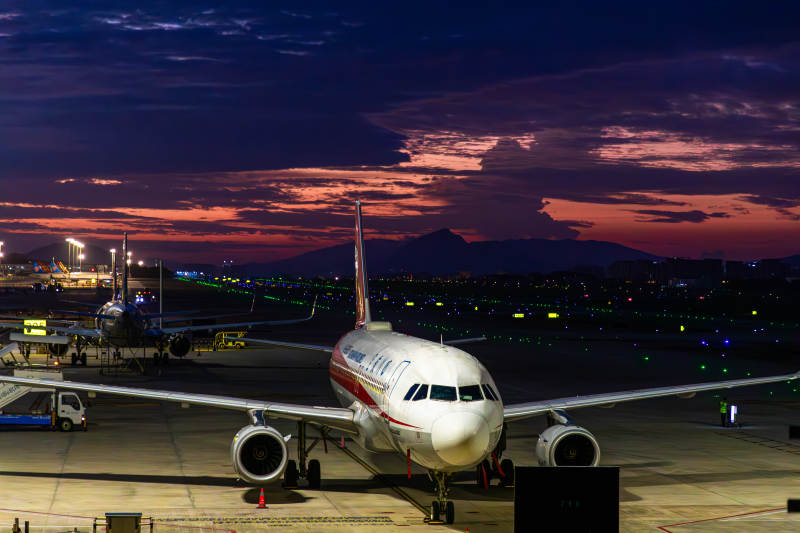 机场夜景 飞机静候起飞图片