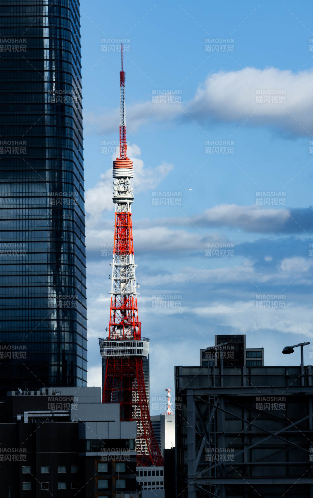 东京塔与高楼对比图图片