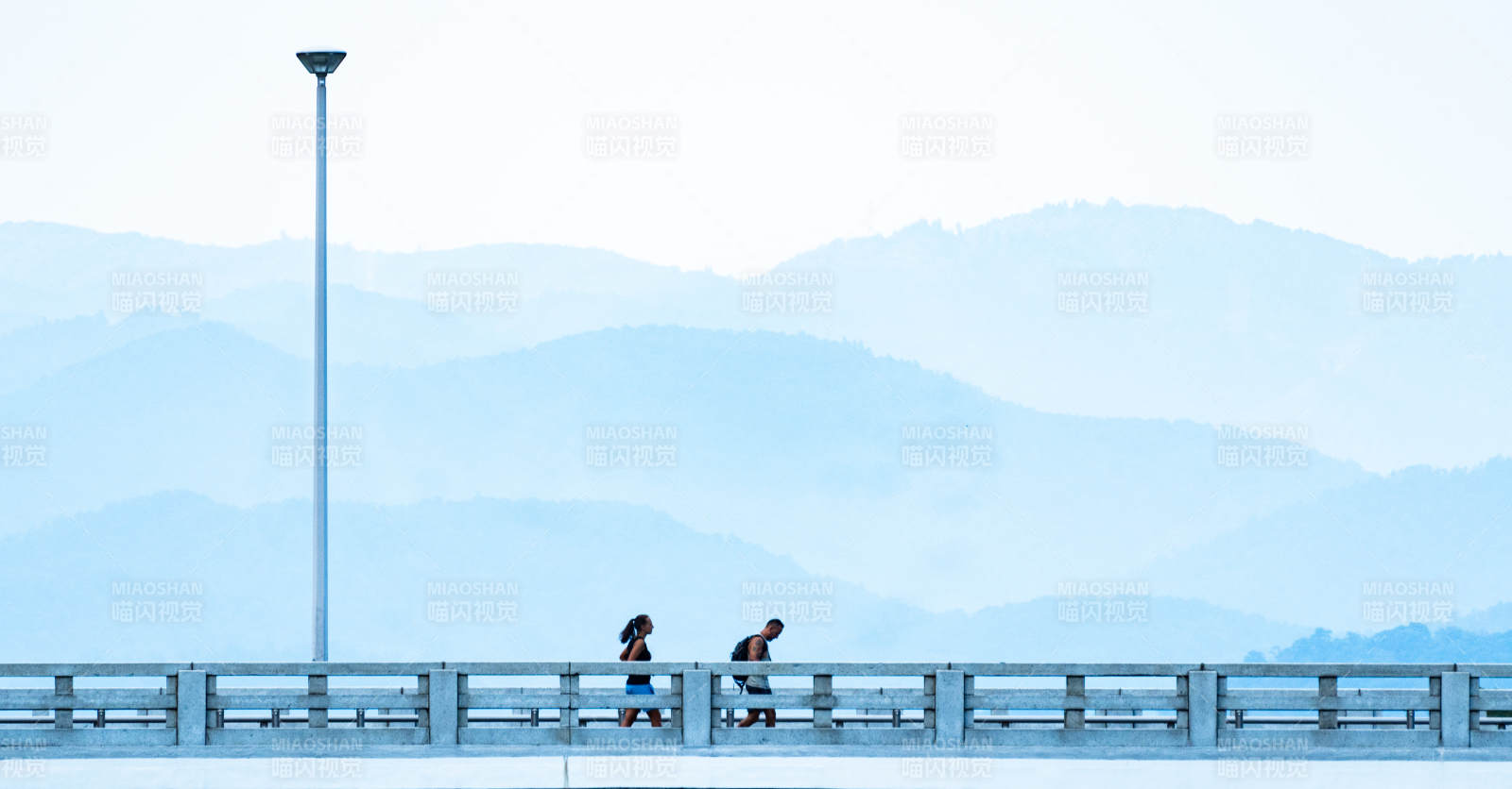 桥上行人 远山朦胧图片