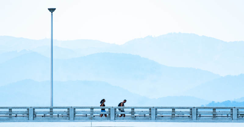 桥上行人 远山朦胧图片