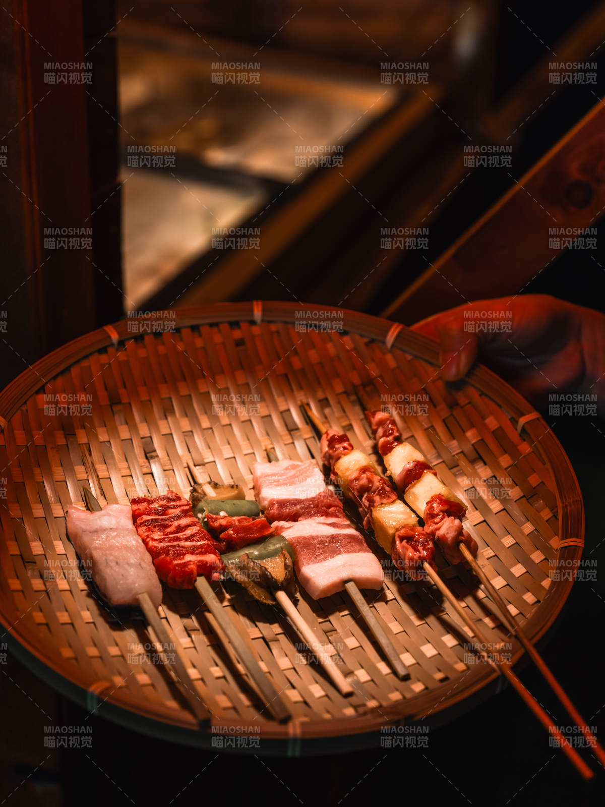 竹签烤肉 美味待烤图片