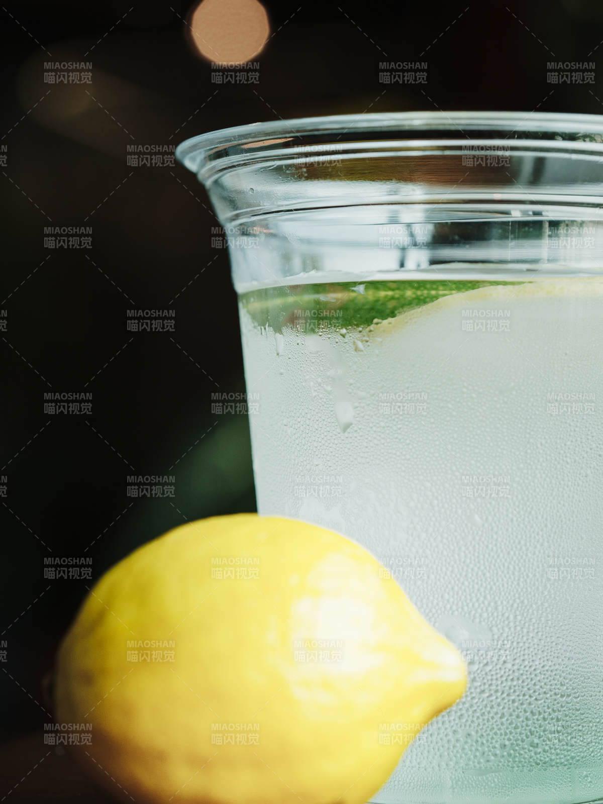 柠檬水与新鲜柠檬图片