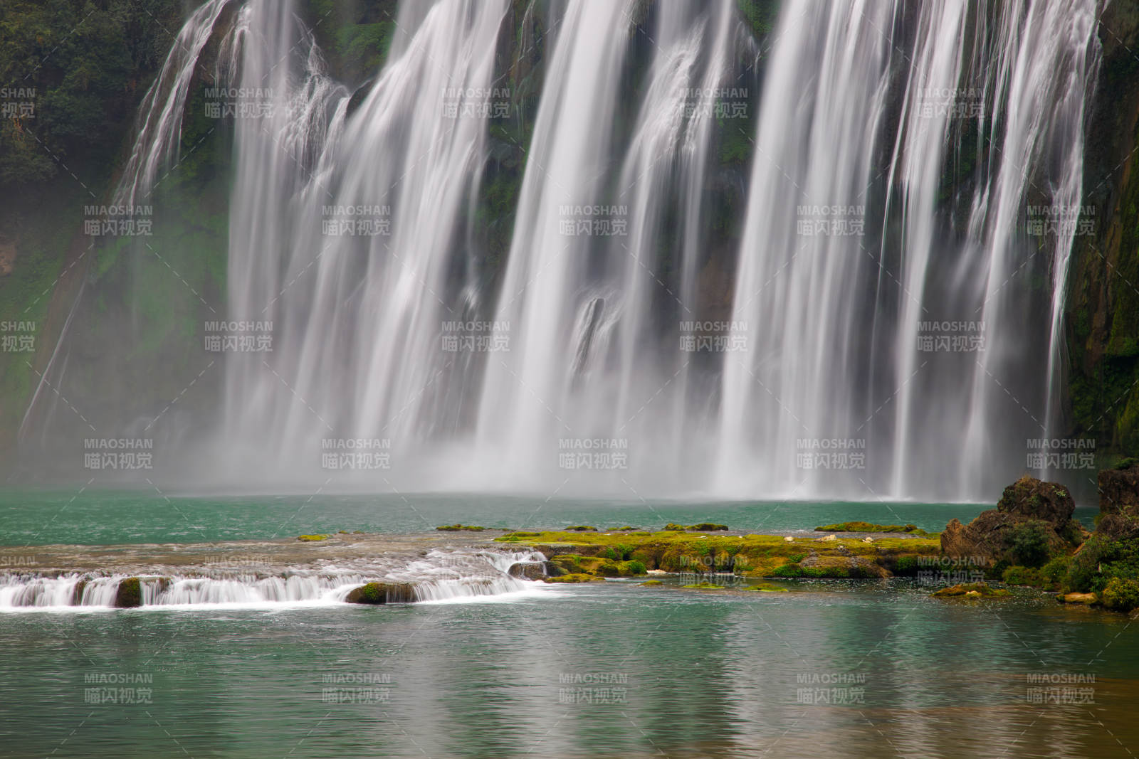 壮丽瀑布 碧水环绕 贵州省黄果树瀑布图片