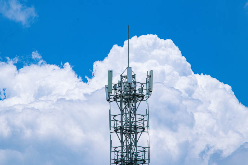 蓝天白云下的通信塔图片