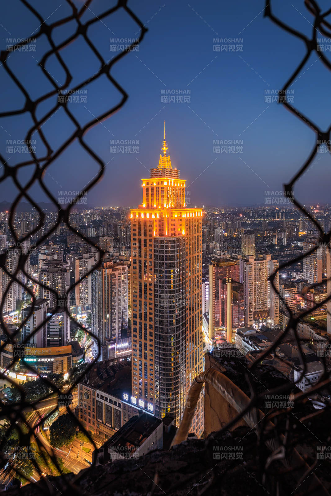 重庆夜幕下的城市天际线图片