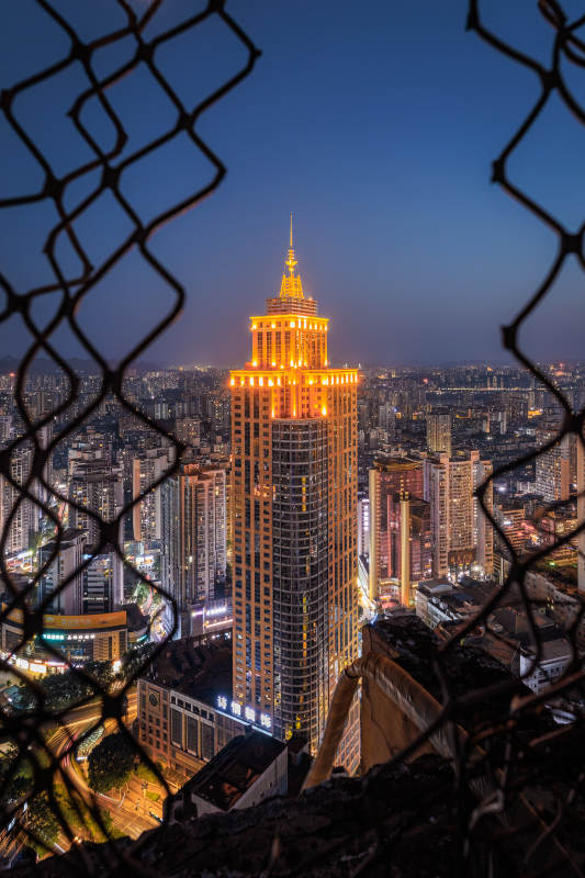 重庆夜幕下的城市天际线图片