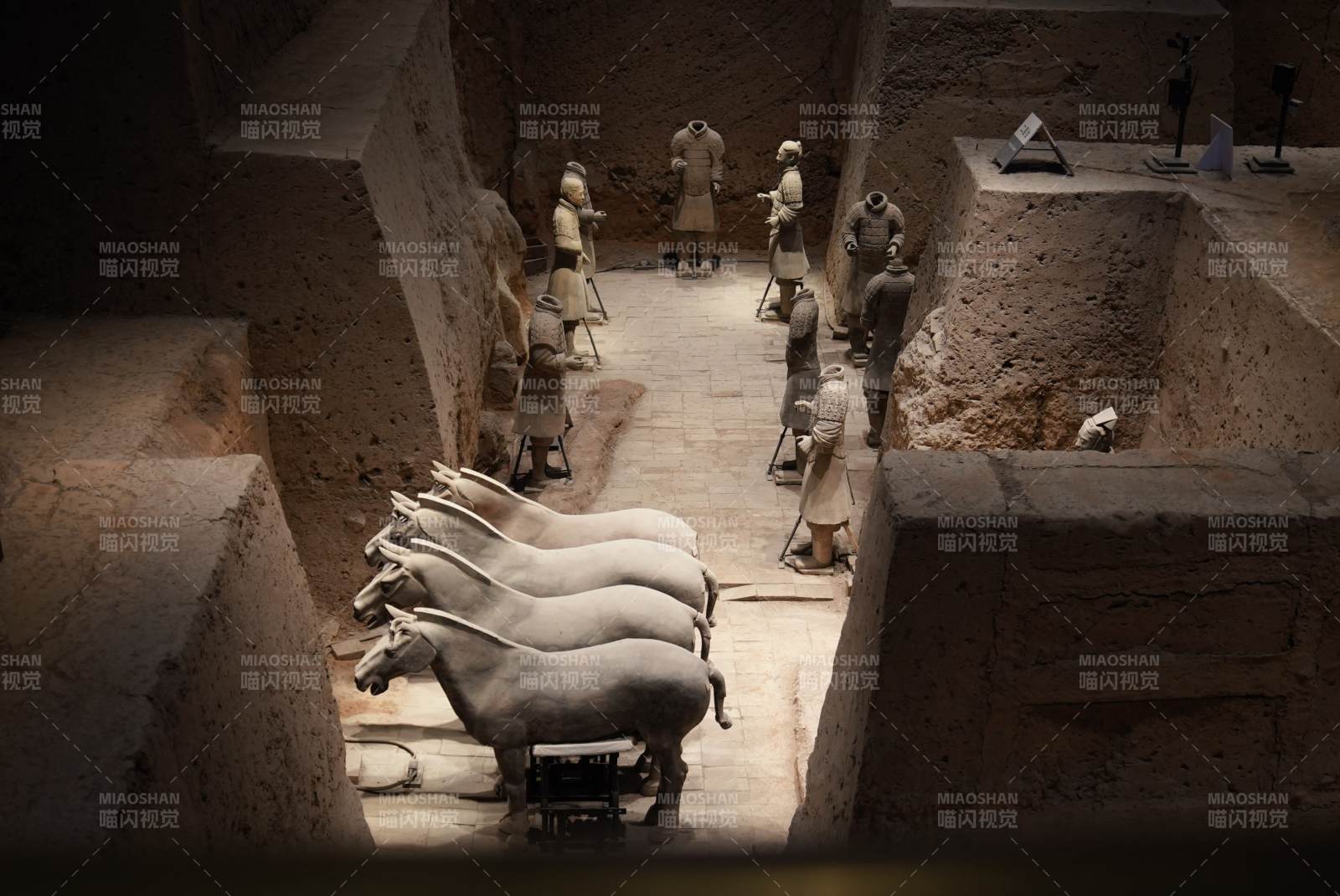 兵马俑坑内的战车与士兵图片