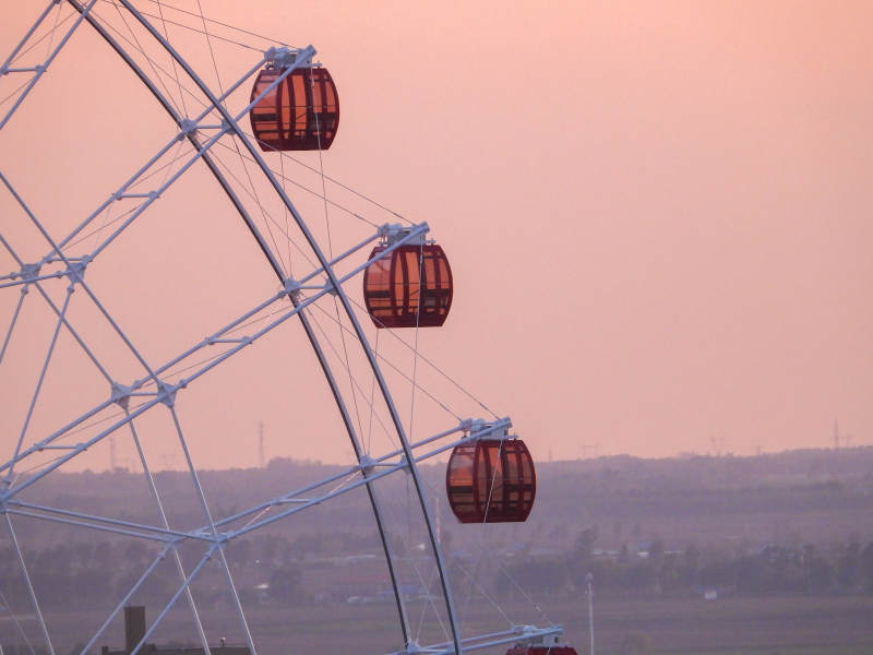 夕阳下的摩天轮图片