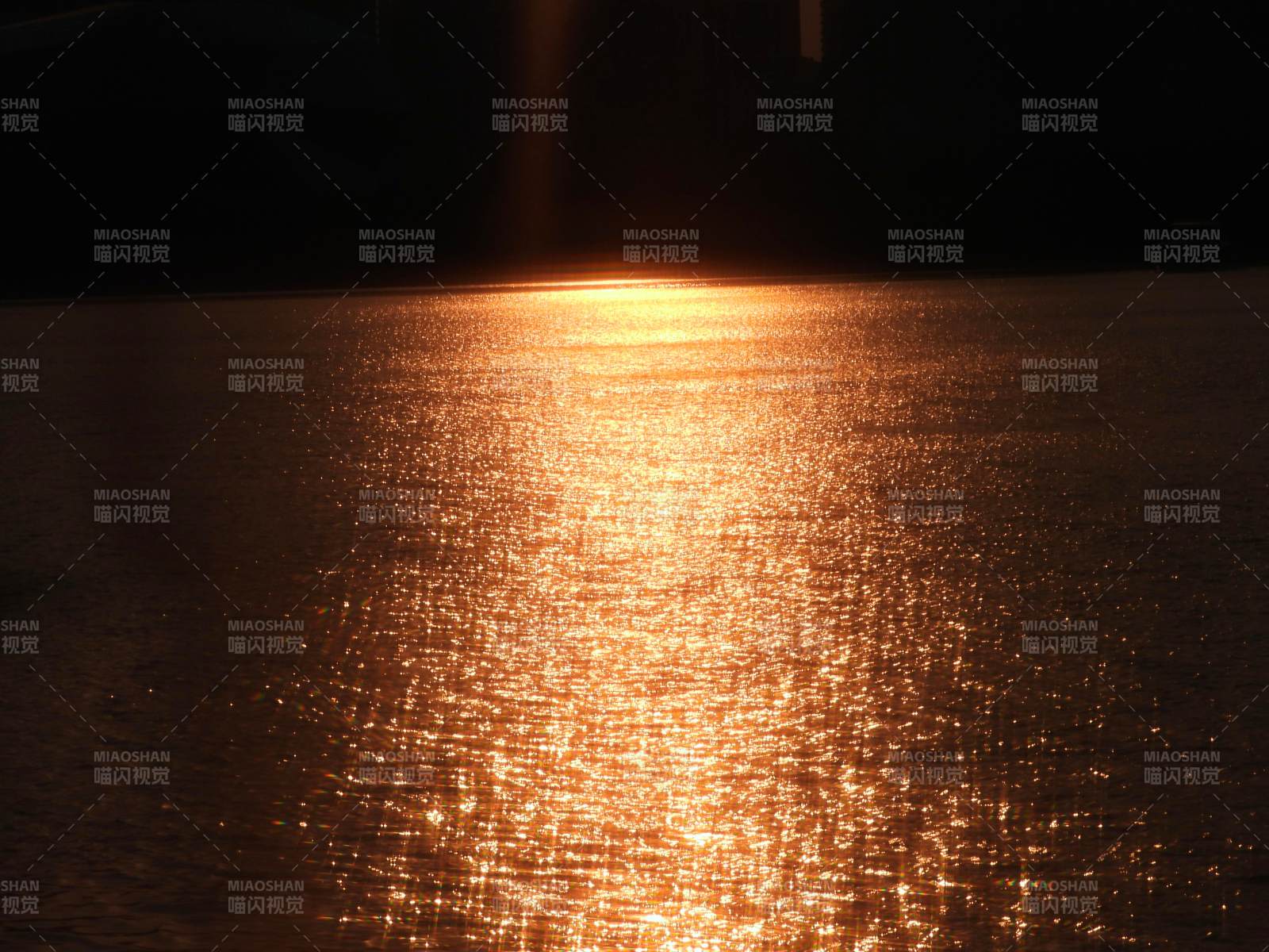 夕阳映水 金光闪烁图片