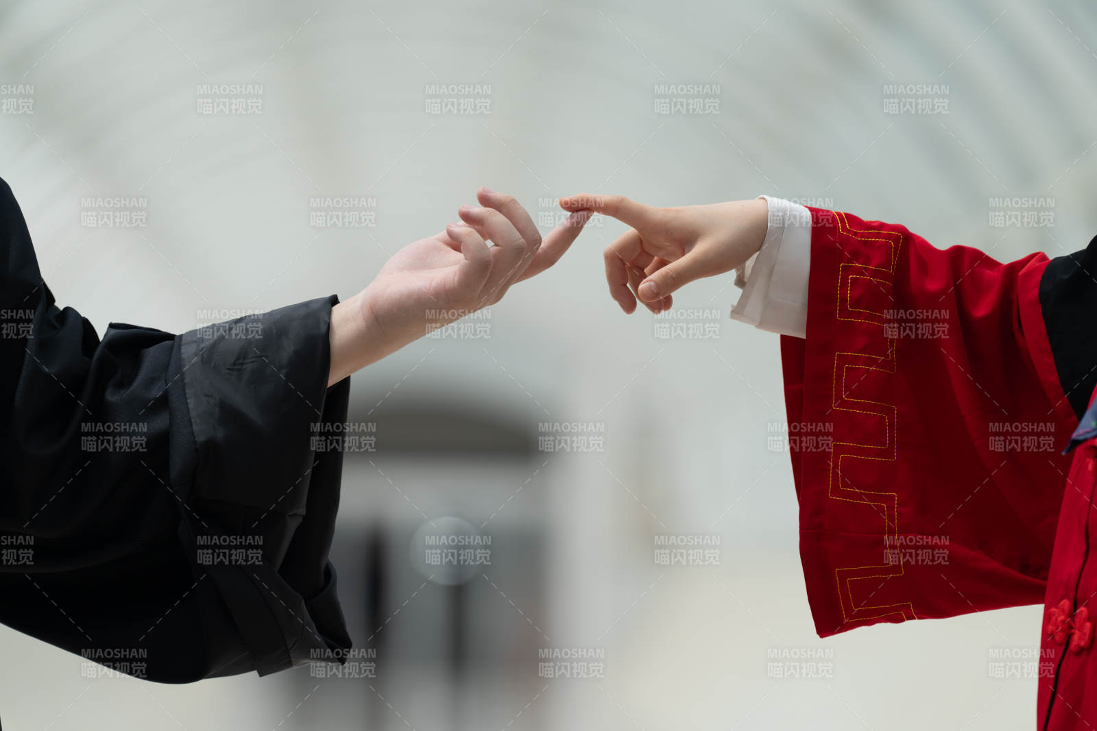 指尖相触 红黑交织图片