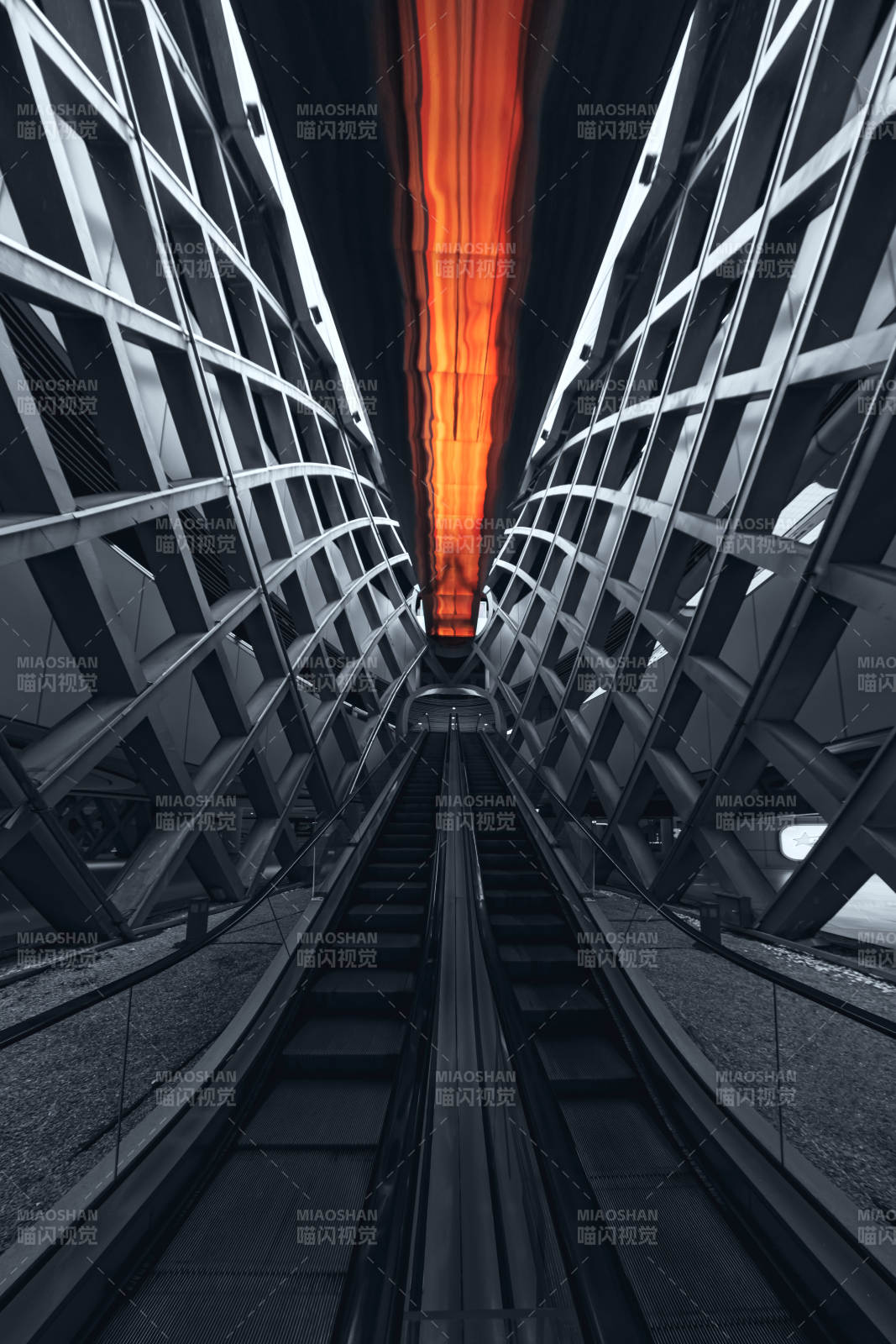 未来之光 电梯中的橙色光芒--电梯图片