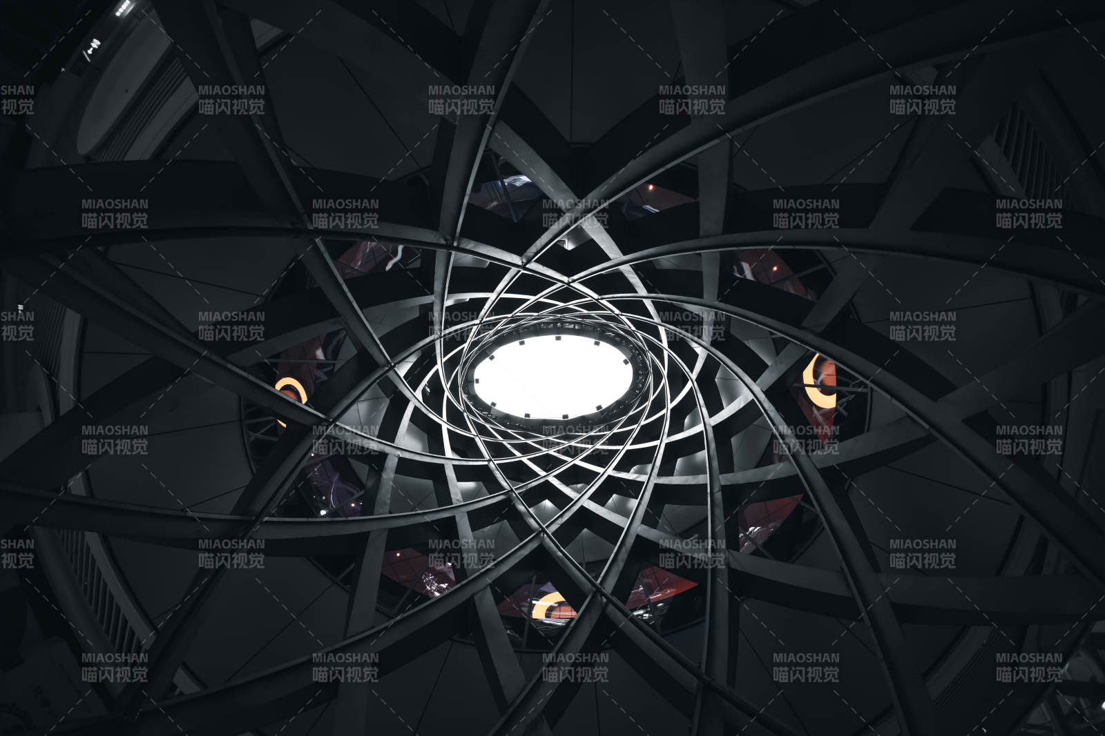 螺旋结构的光影艺术图片