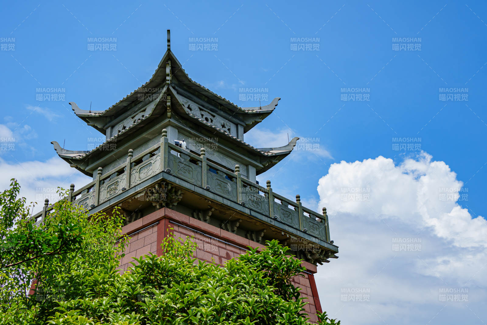 古塔映蓝天 绿树环绕--杭州望江阁图片